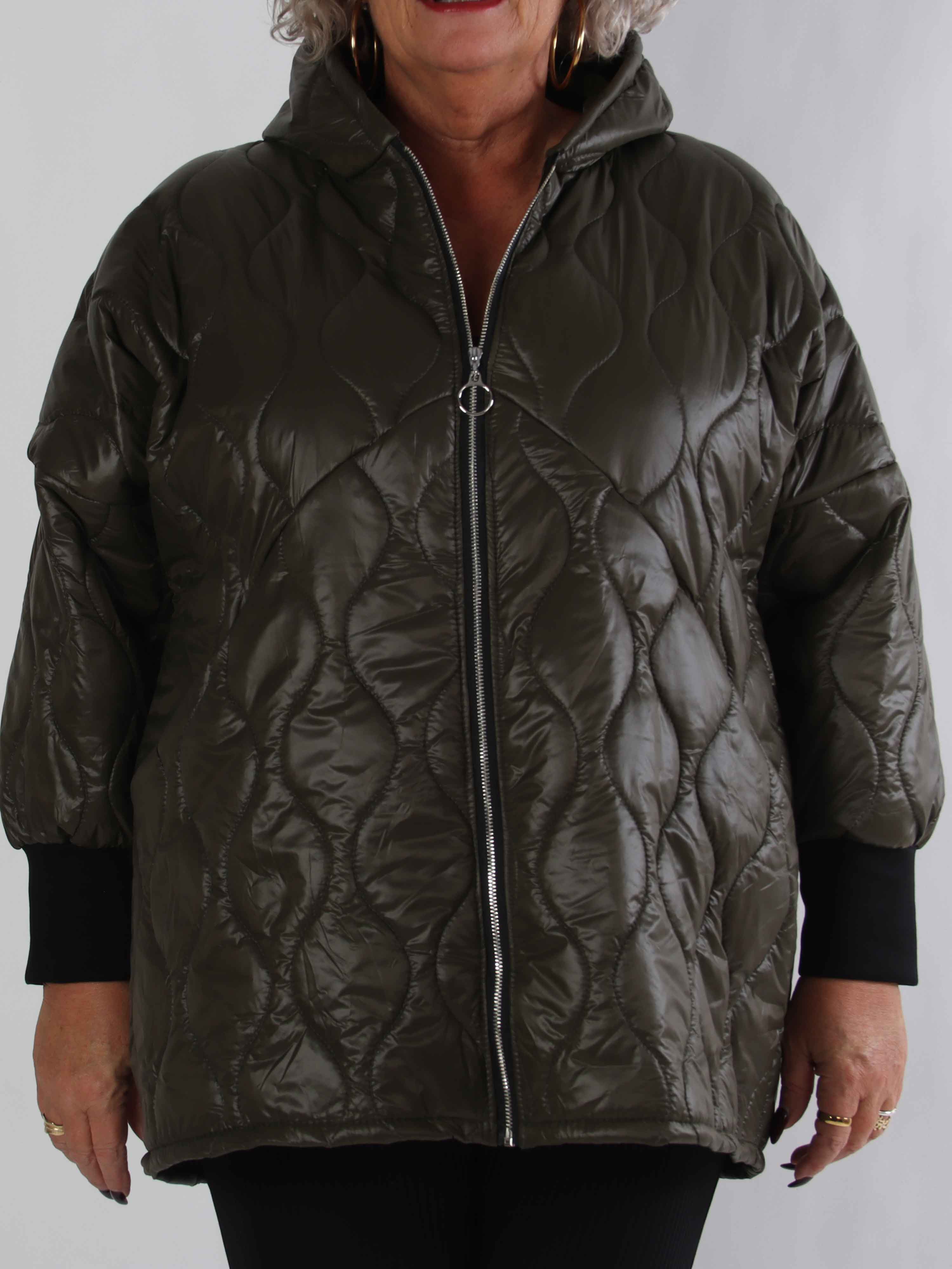 Augusta - Quiltet plus size jakke med hætte og lynlås